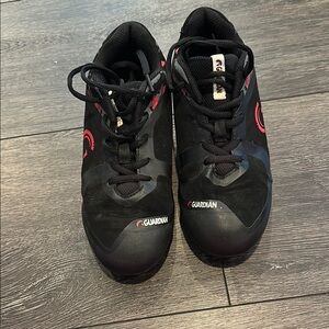 Sleek Black and Red Athletic Shoes with Low-Top Design
